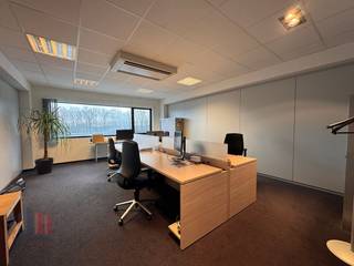 Knap vernieuwde instapklare en gemeubelde kantoor met een oppervlakte van 450 m² te huur in Oostkamp.De landscape kantoorruimte is voorzien van een...