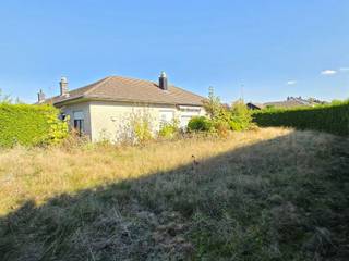 WSB-Immo biedt u deze te renoveren bungalow aan, gelegen op een perceel van 5 are 66 ca in een rustige en aangename wijk in Affligem, op korte afstand van winkels, scholen, openbaar vervoer en belangrijke invalswegen. Rustig wonen met alle voorzieningen binnen handbereik!<br /><br />De bungalow is volledig gelijkvloers en omvat een inkomhal die toegang geeft tot de lichtrijke woonkamer met eetplaats en mooi zicht op de ruime tuin. Verder beschikt de woning over een keuken, nachthal, 3 slaapkamers en een badkamer.<br /><br />Daarnaast is de woning voorzien van een oprit en een ruime garage. De tuin geniet van een ideale oriëntatie voor de hele dag zon.<br /><br />Extra troeven:<br />- Perceel van 5 are 66 ca<br />- Gelegen in een rustige wijk<br />- Alles gelijkvloers<br />- 3 slaapkamers<br />- Ruime garage en oprit<br />-Tuin met ideale oriëntatie voor de hele dag zo<br />- EPC-simulatie beschikbaar: met gerichte energetische aanpassingen kan volgens de simulatie eenvoudig een EPC-label D worden behaald. Contacteer ons voor meer informatie.<br /><br />ZIEN IS KOPEN!<br />Aarzel niet om ons te contacteren voor een bezoek ter plaatse via 0479/09.09.09 of www.wsb-group.be.