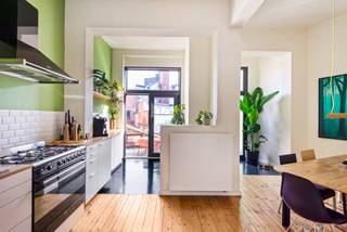 Op zoek naar een instapklare, modern gerenoveerde woning met tof dakterras? Dan mag u dit pand niet missen!<br /><br />Deze charmante stadswoning werd volledig en heel modern gerenoveerd, met een kwalitatieve afwerking.<br /><br />U betreedt de woning via een ruime inkomhal met voldoende plaats voor het plaatsen van meerdere fietsen. Verder in de hal bevindt zich aan de rechterzijde de trap naar de bovenverdiepingen. Naast de trap vindt u een praktische wasberging en een apart gastentoilet.<br /><br />Op de eerste verdieping bevindt zich de lichtrijke leefruimte met open, volledig geïnstalleerde keuken uitgerust met kwalitatieve SMEG-toestellen. Aansluitend is er een aangenaam dakterras waar u in alle rust kan genieten. De achtergevel werd gerenoveerd en mooi afgewerkt met houten latjes.<br /><br />De tweede verdieping beschikt over twee volwaardige slaapkamers. De master bedroom is voorzien van een ensuite badkamer. De tweede kamer wordt momenteel ingericht als bureau, maar kan perfect dienen als ruime slaapkamer.<br /><br />Kortom, een uniek en veelzijdig pand met tal van mogelijkheden op een centrale ligging in Antwerpen!<br /><br />Extra troeven:<br />- Volledig gerenoveerde woning<br />- EPC C<br />- Elektriciteit conform<br />- Centrale ligging<br /><br />Interesse? Neem vandaag nog contact op voor een rondleiding via info@jamar.immo of 03 435 31 33.<br /><br />Wg, Vg, Vkr, Gvv, Niet gelegen in overstromingsgevoelig gebied<br />Op voorbehoud van opsplitsing