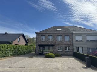 <p>Dit veelzijdige handelshuis met atelier en ruim magazijn is gelegen in het gezellige Meldert en biedt een uitzonderlijke combinatie van wonen en werken. Ideaal voor zelfstandigen of ondernemers die op zoek zijn naar ruimte, functionaliteit en comfort op één locatie.</p><p>Het pand is gelegen op een perceel van maar liefst 1.400 m² en beschikt over een totale bruikbare oppervlakte van ca. 436,5 m².<br />Extra troef van deze woning is dat er 34 zonnepanelen aanwezig zijn.</p><p>Gelijkvloers<br />Aan de straatzijde bevindt zich een polyvalente ruimte. Via de poort is er een vlotte toegang voor leveringen en materialen. De achterliggende binnenkoer geeft uit op een uitgestrekt magazijn.</p><p>Het woongedeelte op het gelijkvloers omvat een ruime inkomhal, een charmante en lichtrijke leefruimte, een volledig ingerichte keuken met ontbijthoek, een eerste badkamer met inloopdouche en lavabo, een apart toilet, een inpandige garage en een praktische kelder.</p><p>Eerste verdieping<br />Op de eerste verdieping bevinden zich vier volwaardige slaapkamers, een ruime nachthal met vaste trap naar de zolderverdieping en een tweede badkamer met ligbad, lavabo en toilet.</p><p>Zolderverdieping<br />De zolder biedt nog extra potentieel en kan ingericht worden als bijkomende slaapkamer, hobbyruimte of extra bergruimte.</p><p>Na ontvangst van de biedingen zal de verkoper beslissen of hij/zij de eigendom verkoopt aan het beste bod. De prijs is aldus niet bindend voor de verkoper.<br />Meer info op 053/70.23.67 of info@derick.be</p>