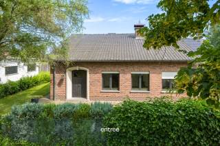 If you’re looking for a charming detached home within cycling distance of Heusden center and/or Ghent city center, this property is the perfect match. <br /><br />Located on a quiet street, this four-sided house features a southwest-facing garden, including a large garden shed and a separate external garage. It’s just 800 meters from the entrance to the R4, providing easy access to the E17 and E40 highways. <br /><br />The house needs some refreshing, presenting a unique opportunity to customize it entirely to your own taste. With a total living area of 168 m², surrounded by greenery and filled with natural light, it offers a strong foundation. <br /><br />Layout: <br />*Ground floor:* Entrance hall with guest toilet, a spacious living area connected to a bright kitchen, two nicely sized bedrooms (one linked to the bathroom which includes a bathtub/shower, toilet, and a large sink with storage cabinets), plus a large indoor garage with a technical corner. You can access the upper floor through the garage, which has a sturdy concrete floor finish. <br />*First floor:* A very large space that can easily be divided into two additional bedrooms with the installation of a partition wall. <br /><br />Accessibility is excellent: 20 minutes by bike to Ghent city center, 15 minutes cycling to Merelbeke train station, within walking distance to public transport, and just 2 minutes by car to the E17/E40 highway entrance. <br /><br />For more information or to schedule a visit, please contact Pieterjan Windey at pw@entree.be or call 0472 80 20 65.