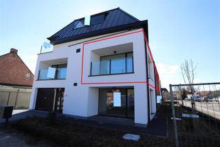 Zeer luxueus instapklaar appartement op 1e verdieping pal in het centrum van Zandhoven.EERSTE VERDIEPINGPrivate inkomhal met ingemaakte...