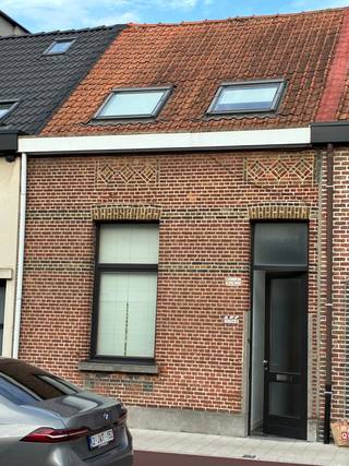 <p>Deze instapklare en lichtrijke woning gelegen in de Heistraat 156 te 2610 Wilrijk combineert een uitstekende ligging nabij winkels, scholen, openbaar vervoer en belangrijke invalswegen.<br />De woning is ideaal voor wie op zoek is naar een gezellige gezinswoning waar u meteen kan intrekken.<br />De woning beschikt over 2 volwaardige slaapkamers, met de mogelijkheid om een 3de slaapkamer te creëren en over 2 badkamers. Dankzij de grote raampartij en de open sfeer geniet de leefruimte van veel natuurlijk licht. De gezellige tuin van 114m2 beschikt achteraan over een ruime (fietsen)berging en is bereikbaar via een fiets/wandelweg .</p><p>Bovendien beschikt de woning over een gunstig EPC-label en is de elektriciteit volledig conform.</p>