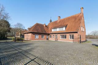 Gelegen in een groene en rustgevende omgeving te Deerlijk, biedt deze unieke voormalige conciërgewoning uit 1953 een uitzonderlijke combinatie van ruimte, karakter en privacy. <br /><br />Met een royale bewoonbare oppervlakte van maar liefst 354 m² en gesitueerd op een indrukwekkend perceel van meer dan 5.000 m², vormt dit eigendom een zeldzame kans voor wie op zoek is naar groots wonen in het groen.<br /><br />Het pand beschikt over een doordachte indeling met onder meer vier volwaardige slaapkamers en een ruime badkamer. De royale leefruimtes bieden tal van mogelijkheden om het interieur naar eigen wens en hedendaags comfort vorm te geven, dit met een prachtig zicht op de rondomliggende natuur.<br /><br />Het absolute kroonjuweel van de woning is het uitgestrekte, privatieve domein dat aanvoelt als een uniek eigen parkgebied. Hier geniet u van volledige rust, volwassen beplanting en een overvloed aan buitenruimte. <br /><br />Een karaktervol en volumineus domein met parktuin, waar privacy en ontspanning centraal staan.