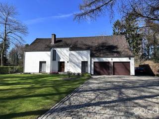 Ruime villa op 2.363m² langsheen de mooie Catharinadreef, een groene residentiële locatie! De woning werd opgetrokken in 1980 waarbij toen...