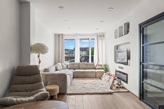 Deze woning bevindt zich op een praktische locatie in Gent, met een goede verbinding naar het stadscentrum en de belangrijkste invalswegen. Winkels, scholen, openbaar vervoer en andere dagelijkse voorzieningen zijn vlot bereikbaar, wat bijdraagt aan een aangenaam wooncomfort.<br /><br />Via de inkomhal betreedt u de leefruimte, die aansluit op de ruime keuken. Deze biedt voldoende plaats voor een grote eettafel, waardoor het de ideale plek vormt om gezellig samen te komen met familie en vrienden. Vanuit de keuken heeft u via een schuifdeur toegang tot de koer. Daarnaast beschikt de woning over een praktische opbergruimte.<br /><br />Op de eerste verdieping bevinden zich twee volwaardige slaapkamers, een badkamer en een dressing, wat zorgt voor extra comfort en opbergruimte.<br /><br />De tweede verdieping omvat nog twee zolderkamers, die kunnen worden ingericht als slaapkamers, bureau of hobbyruimte. Bovendien geniet u hier van een mooi uitzicht op het water.<br /><br />Dankzij de ruime indeling, vier slaapkamers en de unieke ligging aan het water vormt deze woning een interessante opportuniteit.<br /><br />Heeft u interesse in deze woning? Neem dan snel contact op via 0484 14 96 86 of via info@oko.immo.