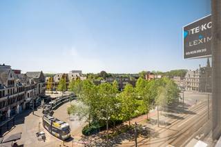 Bent U op zoek naar een pareltje in het hart van het centrum van Mortsel dan moet U zeker dit appartement even nader bekijken. <br />Het betreft een kwalitatief 'totaal' gerenoveerd appartement op de 5de verdieping (met lift!) met een adembenemed, groen en rustgevend uitzicht over het centrum van Mortsel.<br />Het appartement is als volgt ingedeeld : ruime inkomhall met apart toilet, berging/wasplaats, mooie woonkamer met ontzettend veel natuurlijke lichtinval, moderne kwalitatieve open keuken (Keukens de Abdij), luxueus ingerichte badkamer, 2 slaapkamers, 2 terrassen aan de slaapkamers waarvan 1 met bergkast. Tevens is er een privatieve kelderruimte.<br />Deze renovatie werd met zorg gedaan en de gebruikte materialen zijn duurzaam en kwaliteitsvol. Zo werden alle ruimten voorzien van een parketvloer die mooi doorloopt doorheen het appartement (behoudens badkamer en toilet daar werd een tegel voorzien).<br />Volgende werken werden uitgevoerd :<br />* volledig nieuwe elektriciteit<br />* volledig nieuwe sanitair en verwarming<br />* luxe keuken van 'Keukens de Abdij'<br />* luxe badkamer<br />* alle muren werden geïsoleerd en opnieuw bezet<br />* kwalitatieve parketvloer<br />De locatie is uitermate gunstig in het hart van het commerciële centrum van de gemeente Mortsel. Diverse winkels en het openbaar vervoer (bus en tram) op wandelafstand. Centraal gelegen en makkelijk bereikbaar op slecht enkele minuutjes van E-19 Antwerpen - Brussel en Ring Antwerpen. Zéér vlotte bereikbaarheid, zowel tram als bus in de straat aanwezig. <br />De gemeenschappelijke kosten bedragen € 250/maand en dit is inclusief privatief waterverbruik en kost verwarming !!!<br />Het appartement heeft een gunstige EPC-score 'B'.<br />Wil U dit pareltje bezoeken ??? Contacteer ons voor een bezichtiging ter plaatse via 03 459 99 99 of info@leximmo.be, tot dan! <br />