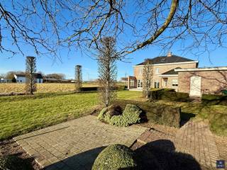 LANDELIJK GELEGEN PRACHTIGE VILLA In het landelijke Kieldrecht, omringd door rust en groen, bevindt zich deze prachtige villa, afgewerkt met...