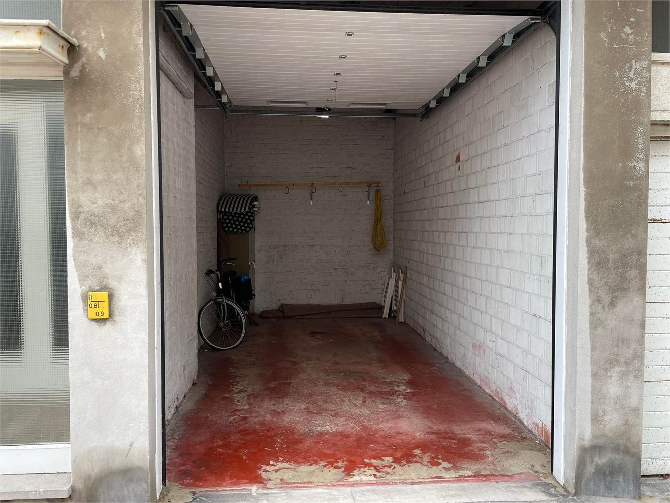 Ruime garagebox met uitzonderlijke hoogte en automatische poort ! - foto 2