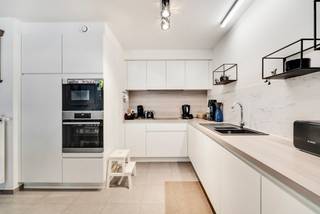 Op zoek naar een comfortabel en praktisch appartement in het centrum van Aartrijke? Dit aangename appartement, gelegen in de Eernegemsestraat 16 bus 103, combineert een functionele indeling met aangename leefruimtes en een gezellig terras van 10 m².<br /><br />Het appartement beschikt over twee slaapkamers, waarvan één voorzien is van een eigen ensuite badkamer. Daarnaast is er nog een tweede badkamer, wat zorgt voor extra comfort en privacy.<br /><br />De gesloten keuken is uitgerust met de gangbare toestellen en sluit rechtstreeks aan op de leef- en eetruimte. Hierdoor vormt het geheel een aangename en praktische leefomgeving, ideaal voor zowel dagelijks wonen als het ontvangen van familie en vrienden.<br /><br />Een absolute troef is het ruime terras van 10 m². Hier kan je in alle rust genieten van een koffie, een aperitief of een gezellige avond buiten. Ook de bijhorende ondergrondse garagebox en de bovengrondse staanplaats zijn grote pluspunten aan dit appartement. <br /><br />Een ideaal appartement voor wie op zoek is naar comfort, openheid en een buitenterras, zowel als eigen woonst als interessante investering.<br /><br />Interesse? Contacteer ons voor meer informatie of plan vandaag nog uw bezoek.