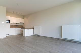 Het appartement (assistentiewoning) is gelegen op het eerste verdiep. Indeling: Inkomhal, zeer lichte woonkamer met open keuken en terras,...