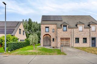 Op zoek naar een recente, energiezuinige en instapklare gezinswoning? Dan zal deze stijlvolle halfopen bebouwing uit 2017 u zeker bekoren.<br /><br />Gelegen in een doodlopende straat in Oostakker, met een park op het einde van de straat en zonder achterburen. Scholen, winkels, openbaar vervoer en belangrijke invalswegen bevinden zich vlakbij.<br /><br />Via de inkomhal met vestiaire op maat en gastentoilet bereikt u de lichtrijke leefruimte. Het open vloerplan verbindt woonkamer, eetplaats en moderne keuken tot een aangenaam geheel. Aansluitend vindt u een praktische berging en toegang tot de inpandige garage.<br /><br />Op de verdieping bevinden zich drie ruime slaapkamers, een moderne badkamer en een extra berging. De ruime zolderverdieping biedt bovendien tal van mogelijkheden voor extra slaapkamers, een bureau of hobbyruimte.<br /><br />Ook op energetisch vlak scoort deze woning uitstekend met EPC-label A, 10 zonnepanelen, airconditioning en driedubbele beglazing.<br /><br />Buiten geniet u van een ruim terras en een perceel van 412 m² met voldoende ruimte om te ontspannen, spelen of gezellig samen te zijn.<br /><br />Een ideale gezinswoning die comfort, ruimte, energiezuinigheid en een uitstekende ligging perfect combineert.<br /><br />De algemene voorwaarden van Dewaele DIY kunt u steeds raadplegen via dewaele.com.<br /><br />Bestuursmaatregelen in het maatregelenregister: in aanvraag