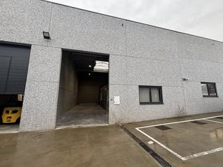 Deze KMO-unit met kantoorruimte bevindt zich in Sint-Eloois-Vijve.Deze unit biedt een magazijnruimte van ca. 184 m² en een kantoorruimte van ca. 50 m², strategisch gelegen nabij de E17 en E403 voor uitstekende regionale en nationale bereikbaarheid. Het magazijn is uitgerust met een 4,2 meter hoge sectionale poort en de kantoorruimte biedt een efficiënte werkplek.Daarnaast beschikt het pand over parkeervoorzieningen en 14 zonnepanelen. Een professionele en goede locatie voor uiteenlopende bedrijfsactiviteiten.Bent u op zoek naar bedrijfsvastgoed bestaande uit een KMO-unit met bureel te huur in Sint-Eloois-Vijve? Aarzel dan zeker niet om ons te contacteren op het nummer 056 21 11 11.