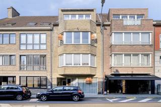 In dit voormalig handelspand met koer en garage werd een 1-slaapkamerappartement gemaakt. Via de gelijkvloerse inkom kom je in de leefruimte...