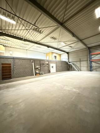 <p>🚨 BEDRIJFSHAL 300 m² TE HUUR IN WESTERLO</p><p>Op zoek naar een goed bereikbare bedrijfsruimte voor je onderneming?</p><p>📐 300 m²</p><p>🏢 Magazijn</p><p>🚛 Grote sectionale poort</p><p>🛣️ Vlak bij de autosnelweg</p><p>🔐 Alarminstallatie</p><p>📍 Westerlo</p><p>⚡ Onmiddellijk beschikbaar</p><p>💶 € 1.500/maand</p><p>Ideaal voor KMO, zelfstandige, aannemer, opslag, logistiek, groothandel, webshop of technische onderneming.</p><p>Een praktische bedrijfsruimte op een strategische locatie met uitstekende bereikbaarheid.</p><p>📩 Interesse? Stuur een bericht voor meer informatie of een afspraak ter plaatse.</p>