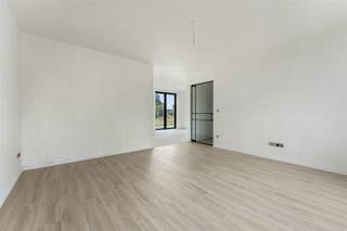 Deze knappe nieuwbouwwoning (rechts) is gunstig gelegen nabij het centrum van Vorst. Op slechts 5 km van de autostrade. Op de gelijkvloerse...