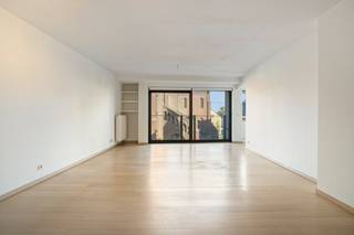 Fenomaal verzicht en centraal gelegen...<br /><br />Op de derde verdieping van residentie Chopin, "boven de KBC", ligt dit mooi appartement. <br />Via de lift komen we aan op de 3de verdieping, waar zich vanuit de inkomhal met gastentoilet toegang heeft tot ofwel een eerste slaapkamer ofwel tot de lichtrijke leefruimte met halfopen keuken en praktische keukenberging. Het licht valt er binnen vanuit het grote schuifraam!<br />Achte deze woonkamer is er nog een gang met toegang tot het ruime zonneterras achteraan het gebouw. Deze gang is eveneens de verbinding van de tweede slaapkamer, de berging en de badkamer met bad/douchecombinatie en dubbel lavabomeubel.<br /><br />In de kelderruimte hoort een privékelder bij het appartement, alsook is er achter het gebouw een autostaanplaats voorzien, beveiligd met een automatische poort.<br /><br />Overal dubbele beglazing (zeer goed EPC: klasse B!)<br />CV op gas.<br /><br />Topligging voor de echte Wevelgemnaar, vlakbij winkels, openbaar vervoer en scholen!