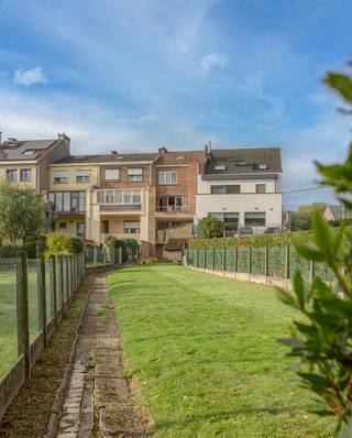 <p>De woning is praktisch ingedeeld en vormt de ideale basis voor wie op zoek is naar een renovatieproject dat volledig naar eigen smaak kan worden afgewerkt.</p>
<p>In de kelderverdieping bevinden zich verschillende compartimenten, ideaal als extra berg- of hobbyruimte. Het gelijkvloers omvat een ruime garage en een bureau/kamer, met rechtstreekse toegang tot de tuin.</p>
<p>Op de eerste verdieping vind je de woonkamer en keuken, die via een trap directe toegang bieden tot de tuin. De tweede verdieping beschikt over een nachthal, een hoofdslaapkamer, en een kinderkamer/dressing die aansluit op de badkamer. Deze ruimte biedt bovendien mogelijkheden om de badkamer te vergroten en een ruime master te creëren. De zolderverdieping kan verder worden ingericht als extra slaapkamer of polyvalente ruimte.</p>
<p>De volledig omheinde tuin biedt rust, privacy en een prachtig verzicht over het groen. Daarnaast is er een handige buitenberging aanwezig.</p>
<p>Houd er rekening mee dat de woning grondige renovatiewerken vereist, maar dit biedt tegelijk een uitstekende opportuniteit voor wie droomt van een woning met karakter en toekomst in een rustige, groene buurt.</p>
<p>Een unieke kans voor wie op zoek is naar ruimte, potentieel en ligging!<br /><br />EPC: 364 kWh/m²<br />Elektriciteit niet conform</p>