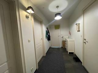 Appartement met 2 slaapkamers, groot terras, gemeenschappelijke tuin, midden in het centrum van Hulshout.<br />Inkomhal, 2 slaapkamers, badkamer met ligbad en douche, ruime lichtrijke leefruimte met open keuken, berging, via de leefruimtetoegang tot het ruime zuid-gericht terras.<br />Info/plaatsbezoek info@vandenvonder-decat.be of 0473/245102.<br />Beschikbaar vanaf 1 oktober.<br />Geen lift aanwezig in het gebouw. 