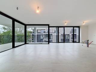<p><span>Nieuwbouwappartement met twee slaapkamers in residentie Kasteelvijver te Langemark.</span></p><p><span> </span></p><p><span>Dit appartement bevindt zich op de </span><span>tweede verdieping</span><span> en heeft een </span><span>bewoonbaar oppervlakte</span><span> van </span><span>106.66m²</span><span> met </span><span>twee</span><span> </span><span>terrassen</span><span> van </span><span>19m² </span><span>en </span><span>1.33m²</span><span>.</span></p><p><span> </span></p><p><span>Indeling</span><span>: </span></p><p><span>inkomhal/nachthal </span><span>met </span><span>apart toilet</span><span>, </span><span>open keuken</span><span> (nog vrij te kiezen bij keukenbouwer bepaald door bouwheer met vaste handelswaarde), </span><span>leefruimte</span><span> die directe toegang biedt tot het prachtig </span><span>terras </span><span>omgeven door groen</span><span>.</span><span> </span></p><p><span>Verder zijn er nog </span><span>twee</span><span> volwaardige </span><span>slaapkamers </span><span>waarvan één kamer met tot het </span><span>tweede terras.</span></p><p><span> </span></p><p><span>Er is tevens een </span><span>kelderberging</span><span> bij te kopen, alsook mogelijkheid tot aankopen van </span><span>ondergrondse staanplaats.</span></p><p><span> </span></p><p><span>De </span><span>warmwaterproductie</span><span> en de </span><span>vloerverwarming</span><span> zal opgewekt worden door een bodem/water </span><span>warmtepomp met ingebouwde boiler.</span><span> De warmte wordt uit de grond gehaald via </span><span>geothermie.</span></p><p><span>Doorheen het appartement is er </span><span>ventilatiesysteem D </span><span>(mechanische toevoer en afvoer) voorzien.</span></p><p><span>Het appartement beschikt tevens over</span><span> zonnepanelen</span><span> (760Wp) wat het bovendien uiterst zuinig maakt!</span></p><p><span> </span></p><p><span> </span></p><p><span> </span></p>