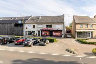 Handelshuis met verhuurde handelsruimte en ruim appartement in hartje Blauberg!<br /><br />Gelegen in het centrum van Blauberg (Herselt), beschikt dit handelshuis over een handelsruimte op het gelijkvloers en een ruim appartement op de bovenliggende verdiepingen. Dankzij de centrale ligging bevinden winkels, voorzieningen en andere faciliteiten zich op korte afstand.<br /><br />De handelsruimte op het gelijkvloers is momenteel verhuurd, wat zorgt voor een mooie vaste huurinkomst. Dit maakt het pand bijzonder interessant voor wie wonen en investeren wil combineren.<br /><br />Het ruime appartement van maar liefst 177 m² is momenteel vrij en beschikt over 3 slaapkamers, een ruime keuken, een badkamer met ligbad en een zolderruimte. Dankzij de ruime oppervlakte en praktische indeling biedt het appartement heel wat mogelijkheden om er een comfortabele thuis van te maken.<br /><br />Uniek voor wie wonen en investeren wil combineren: woon zelf boven en geniet van een vaste huurinkomst uit de handelsruimte beneden!<br /><br />Uniek voor investeerders: ideaal voor verhuur of bewoning!<br /><br />EPC: D-score – UC: 20260930-0003965984-RES-1<br /><br />Woongebied – Vergunning – Geen verkavelingsvergunning – Geen dagvaarding – Geen voorkooprecht