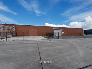 <u><strong>Benaderende bruto-AFMETINGEN: </strong></u><br />Magazijn: 2.400m²<br />Ruim verharde parking 540m<sup>2</sup><br /><br /><u><strong>AFWERKING:</strong></u><br />- Gemetste constructie met betonnen overspanning <br />- Geïsoleerd dak met lichtstraten<br />- Betonvloer<br />- Poort Assa Abloy h: 4,20m b: 5,50m met afstandsbediening<br />- LED-verlichting<br />- Geïntegreerde showroom /kantoor- /ontvangstruimte (110m<sup>2</sup>)<br />- Sanitair: douche, 2 toiletten, urinoirs, lavabo<br />- Vrije hoogte 4m<br />- Mogelijkheid om uw bedrijf extra zichtbaarheid te geven op de 18m hoge toren aan de Europalaan<br /><br /><u><strong>NUTSVOORZIENINGEN:</strong></u><br />Elektriciteit (3x400V - 63A, drijfkracht) met tussenteller - eigen waterteller - gemeenschappelijke snelladers (10) en traagladers (2) op de site.<br /><br /><strong><u>BESTEMMINGSMOGELIJKHEDEN</u></strong>:<br />Zone voor milieubelastende industrieën.<br />Opslag, overslag, productie, B2B, bewerking en verwerking van goederen.<br /><br /><u><strong>LIGGING:</strong></u><br />Poort tot Poperinge, RING - Nijverheidslaan, zichtbaarheid vanaf de ring.<br /><br /><u>* Bijzonderheden:</u><br />- Onmiddellijk beschikbaar.<br />- Geen gemene kosten !<br />- Vermelde prijzen zijn excl. onroerende voorheffing , elektriciteit en BTW.<br />- Onze referentie op <strong>www.centro.be</strong>: <strong>P0499</strong> of contacteer ons op <strong>050 70 01 02</strong>.