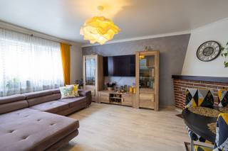 Doe een bod vanaf 199 000 euroVOLLEDIG GERENOVEERD APPARTEMENT MET 2 SLAAPKAMERS – TOPLIGGINGOp zoek naar een instapklaar appartement op een uitstekende locatie? Dit volledig gerenoveerde appartement met 2 slaapkamers is gelegen op de eerste verdieping van een goed onderhouden gebouw met lage gemeenschappelijke kosten.De ideale ligging op de hoek van de Boulevard Mettewie en de Chaussée de Gand biedt een uitstekende bereikbaarheid. Openbaar vervoer, winkels, supermarkten en alle dagelijkse voorzieningen bevinden zich op wandelafstand.Het appartement omvat een inkomhal, ruime leefruimte met open keuken, praktische berging, nachthal, moderne badkamer met inloopdouche en wasplaats, apart toilet, 2 slaapkamers en een overdekt terras van 3 m². Bewoonbare oppervlakte: 76 m² (volgens EPC).Troeven:✓ Volledig gerenoveerd✓ Elektriciteit conform✓ EPC D – 190 kWh/m²/jaar✓ Individuele gasverwarming vernieuwd in 2023✓ Beveiligde inkomdeur & parlofoon✓ Gezellige open haard✓ Dak vernieuwd en geïsoleerd door de mede-eigendom✓ Brandbeveiliging en gemeenschappelijke elektriciteit conformEen ideale woning voor eigen bewoning of als investering!