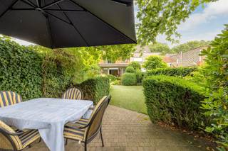<p>Uitzonderlijke ruime woning aan natuurdomein 'T Rood.<br />Gegeerde ligging in autoluwe straat, vlot bereikbaar via invalswegen en autostrade en vlakbij winkels, scholen en openbaar vervoer.<br />Indeling: inkomhal met gastentoilet, ruime leefkamer veel lichtinval, volledig uitgeruste open keuken met alle toestellen, via schuifdeur naar zalige tuin, inpandige garage en berging; V1: 2de leefkamer (eventueel op te delen in meerdere extra slaapkamers), hoofdslaapkamer met vernieuwde badkamer met instapdouche en toilet, oudere 2de douchekamer, 3de toilet; V2: 2 extra slaapkamers onder het dak + zolderberging.<br />IDEAAL ALS TWEEWOONST OF VOOR GROOT GEZIN! <br />Extra's: goedgekeurde elektrische installatie, gunstig EPC door: condensatieketel, extra geïsoleerde daken, dubbele beglazing, vloerisolatie...</p><p>Info/bezoek: 03/283 83 00 - noord@sinjoor.be</p>