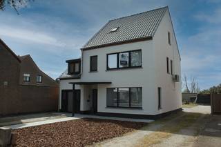 Deze verzorgde open bebouwing in Zerkegem biedt een uitstekende bereikbaarheid en alle comfort voor een hedendaags gezinsleven. De woning beschikt over een lichtrijke leefruimte met parketvloer en een moderne, volledig uitgeruste keuken die uitgeeft op de tuin. Dankzij de zuidelijke oriëntatie geniet u hier optimaal van de zon. Verder zijn er vier volwaardige slaapkamers, een praktische dressing, wasplaats en kelder. De badkamer is stijlvol ingericht en de indeling van de woning is functioneel en aangenaam.<br /><br />Met een bewoonbare oppervlakte van 184 m² op een perceel van 531 m² combineert deze woning ruimte, comfort en een goede ligging.<br /><br />Voor meer informatie of een vrijblijvend bezoek contacteer Mitch 0470 13 14 00.