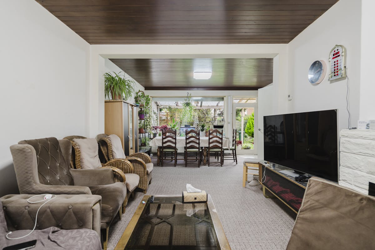 Spacious 4 bedroom home with garden in Kortrijk! - photo 3