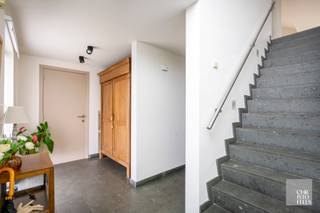 INDELINGDe woning op een perceel van 13,62a verwelkomt u via een lichtrijke, hoge inkomhal die toegang biedt tot zowel de leefruimte als de...