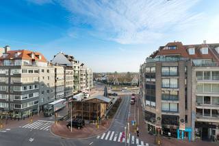 Dit elegant appartement bevindt zich in een karaktervolle residentie met een tijdloze Normandische architectuur en geniet van een gegeerde ligging...