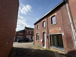 VOLLEDIG GERENOVEERDE EN ENERGIEZUINIGE WONING MET 3/4 SLAAPKAMERS EN VERWARMING VIA EEN WARMTEPOMP GELEGEN TE VAL-MEER OP 1A 45CA