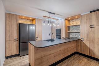 Op zoek naar een woning waar rust en centrale ligging perfect samengaan? Deze eigendom bevindt zich in het centrum van Harelbeke, in een autovrije straat die zorgt voor een uniek gevoel van rust, en toch op wandelafstand van het station. Parkeren is geen probleem dankzij de ruime parkeermogelijkheden in de nabije omgeving.<br /><br />Belangrijke pluspunten:<br />- ELEKTRICITEIT CONFORM <br />- De keuken is gloednieuw en goed uitgerust<br />- 4 ruime slaapkamers<br /><br />Indeling:<br />De inkomhal met vestiaire en bergruimte leidt naar een ruime leefruimte met een gezellige houtcassette, die rechtstreeks aansluit op de volledig vernieuwde keuken (Dovy). Deze werd recent vernieuwd en is voorzien van alle apparatuur. Op het gelijkvloers bevindt zich ook de volledig uitgeruste badkamer, met ligbad, douche en toilet.<br /><br />Op de verdieping vind je 4 volwaardige slaapkamers, elk voorzien van dubbele beglazing met rolluiken en airco die zowel koelt als verwarmt. De woning beschikt over een afgesloten tuin met tuinberging, ideaal voor fietsen of ander materiaal.<br /><br />REF: YP/26089/TK