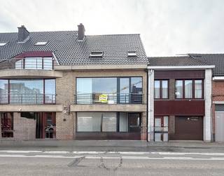 Dit lichtrijke duplexappartement op de eerste verdieping biedt alle comfort en ruimte die u zoekt. Indeling: inkomhal, ruime woonkamer met veel...