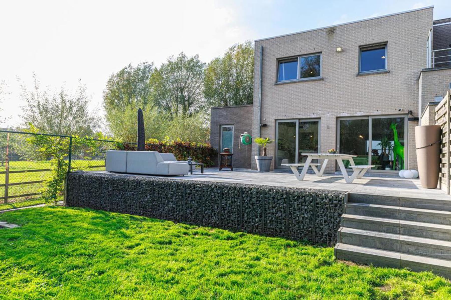 Woning met 3 slaapkamers, garage en een aangelegde tuin - foto 2