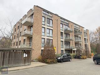 In het gegeerd gelegen Heverlee bevindt zich dit verzorgd gelijkvloersappartement met twee slaapkamers en terras. De ligging is bijzonder interessant: op korte afstand vindt u het station van Heverlee, diverse supermarkten, scholen, horeca, het Provinciedomein en het Arenbergpark. Dankzij de nabijheid van belangrijke invalswegen en de autosnelwegen E40 en E314 geniet u van een uitstekende bereikbaarheid, zowel naar Leuven-centrum als naar de omliggende gemeenten.<br /><br />De inkomhal leidt naar de lichte leefruimte met directe toegang tot het terras, dat een aangename buitenruimte biedt om te ontspannen. Verder beschikt het appartement over een aparte, functionele keuken, een praktische berging/wasplaats, twee volwaardige slaapkamers, een apart gastentoilet en een ingerichte badkamer met ligbad en dubbele lavabo in meubel. De deels aanwezige elektrische rolluiken zorgen voor extra dagelijks wooncomfort.<br /><br />Met een bruikbare vloeroppervlakte van ca. 72 m² (volgens EPC) en een gunstig EPC-label C (288 kWh/m²·jaar) biedt dit appartement een energiezuinige en onderhoudsvriendelijke woonoplossing.<br /><br />Vraagprijs: € 295.000.<br /><br />Op zoek naar een interessante investering op toplocatie of een eigen, comfortabele woonst? Contacteer ons voor een bezoek via 016/62 01 05 of info@cdsimmo.be.