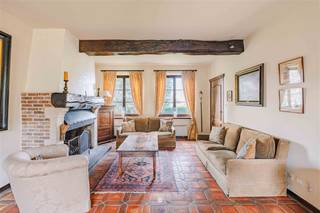 <p><span>Bent u op zoek naar een charmante villa in de groene stadsrand van Sint-Niklaas?</span><span><br />Dan is deze statige woning met bijzonder veel potentieel absoluut een bezoek waard!</span></p><p><span> </span></p><p><span>Deze degelijk gebouwde villa uit 1974 straalt een klassieke, tijdloze stijl uit. De woning werd steeds piekfijn onderhouden, maar heeft nood aan verdere modernisatie. Dankzij de kwalitatieve structuur en zeer functionele indeling vormt ze een ideaal canvas voor wie zijn toekomstig droomhuis wil creëren.</span></p><p><span> </span></p><p><span>Enkele troeven op een rij:</span></p><p><span>- Woning met karaktervolle uitstraling en zéér veel potentieel </span></p><p><span>- Vier ruime slaapkamers</span></p><p><span>- Aangename tuin met afzonderlijke garage</span></p><p><span>- Goed gelegen nabij het centrum van Sint-Niklaas</span></p><p><span> </span></p><p><span>De indeling van de woning op het gelijkvloers is als volgt:</span></p><p><span>Een charmante inkomhal met open trap, toilet, en bureau. Zeer royale leefruimte met houthaard en mooi zicht naar de tuin, de keuken is ruim en praktisch ingericht. bijkeuken/wasplaats. </span></p><p><span> </span></p><p><span>Op de eerste verdieping is de woning als volgt ingedeeld:</span></p><p><span>ruime nachthal, vier ruime slaapkamers (16 m², 12m², 18m² en 15 m²). Badkamer en apart toilet. </span></p><p><span> </span></p><p><span>De tweede verdieping omvat een opbergzolder die bereikbaar is via een uitschuiftrap</span></p><p><span> </span></p><p><span>Buiten vinden we een oprit en dubbele garage. Achter de woning bevindt zich een royaal terras met uitzicht op de diepe, groene tuin die uitloopt op velden en open landschap</span></p><p><span> </span></p><p><span>Neem snel contact op voor meer info en een afspraak en ontdek zelf deze charmante woning!</span></p><p><span>De woning is onderhevig aan de renovatieverplichting. Neem contact op met Axel Lenaerts makelaars voor meer info. </span></p><p><span> </span></p>