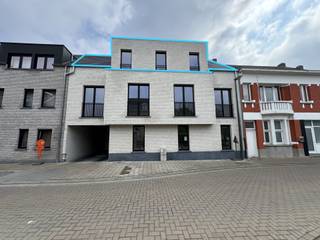In het charmante Sint-Amands, vlak bij de Schelde en in een bijzonder rustige buurt, bevindt zich deze exclusieve loft. De lift brengt je rechtstreeks in het appartement, dat beschikt over 3 slaapkamers, een moderne badkamer, een volledig uitgeruste keuken en een groot terras waar je in alle privacy kan genieten. Een zeldzame combinatie van comfort, stijl en ligging! Bijhorend 1 staanplaats.  Huurprijs 950 € + 75€ gemeenschappelijke kosten p/m. Verzekering €15 p/m. Zeer energiezuinig. EPB in opmaak. Voor verdere inlichtingen, neem vrijblijvend contact op nummer 03/283 84 84 of mail naar viktor@ax-quality.be


