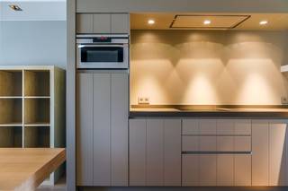 BEAUTIFUL, RENOVATED APARTMENT SITUATED NEARBY THE SEA, THE BEACH AND THE HORSE RACEGROUND<br />Entrance hall with cloak room, nice spacious living room with frontal terrace, modern open kitchen (fully fitted with dishwasher,...), bathroom with bathtub/shower and double wash basin, separate toilet and two nice bedrooms in the back with sunny terrace.<br /> 
<ul>
	<li>4th floor</li>
	<li>Is rented fully FURNISHED</li>
	<li>Surface apartment : 81m² + terraces</li>
	<li>Available from 1/12/2025</li>
	<li>Beautiful apartment</li>
	<li>Possibility of renting a garage in the building: € 100 per month</li>
	<li>Monthly utility cost s: € 100</li>
	<li>EPC : 120</li>
</ul>