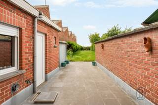 Te renoveren gezinswoning met 3 slaapkamers en grote tuin!Bent u op zoek naar een woning met veel ruimte én tal van mogelijkheden? Dan is deze te renoveren gezinswoning zeker een bezoek waard! Dankzij de centrale ligging, de ruime indeling en de grote tuin vormt dit de ideale thuis voor gezinnen of handige renovatoren die hun droomwoning willen creëren.De woning omvat een inkomhal, een aangename leefruimte, keuken en badkamer op het gelijkvloers. Op de eerste verdieping bevinden zich de overloop, een tweede badkamer met lavabo en bad, en maar liefst 3 ruime slaapkamers. De grote zolderverdieping biedt bovendien extra potentieel voor het inrichten van een bijkomende slaapkamer, hobbyruimte of bureau.Buiten geniet u van een grote en aangename tuin waar het heerlijk vertoeven is.Troeven: Veel potentieel, centrale ligging, dubbele beglazing, verwarming op gas, grote tuin!Te koop via Immo Beguin, jouw vastgoedexpert sinds 2009, met kantoren in Ronse, Waregem, Kortrijk, Deinze, Doornik en Lessines.Bezoek na afspraak met Immo Beguin: tessa@immobeguin.be