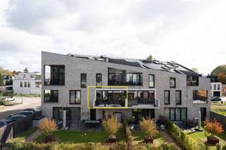 <p><span>STIJLVOL EN LICHTRIJK WONEN IN EEN SERENE GROENE SETTING MET EEN GEZELLIG TERRAS!</span></p><p><span>Zoekt u de perfecte balans tussen rust en een centrale ligging?</span><span> </span><span>Dit luxueuze appartement bevindt zich in de recente, felbegeerde residentie 'Amber Park' op Domein De Bos, op een boogscheut van het levendige centrum van Heist-op-den-Berg. De moderne architectuur van het gebouw blinkt uit in elegantie en is omgeven door prachtig aangelegd groen. Binnen zorgen de plafondhoge glaspartijen voor een spectaculaire lichtinval en een maximaal ruimtelijk gevoel, stijlvol gecombineerd met de warme sfeer van een kwalitatieve parketvloer. </span></p><p><span>De lift brengt u comfortabel naar de eerste verdieping. De inkomhal met gastentoilet verleent toegang tot twee volwaardige slaapkamers en een smaakvolle badkamer, uitgerust met zowel een ligbad als een ruime douche, een handdoekdroger en een modern lavabomeubel. De royale leefruimte vormt één mooi geheel met de open, volledig geïnstalleerde keuken. Dankzij de handige, aangrenzende berging/wasplaats blijft uw was en voorraad netjes uit het zicht. Het grote, dubbele schuifraam trekt de leefruimte door naar het gezellige terras, waar u in alle rust uitkijkt op de tuinen. </span></p><p><span>Dit instapklare pand is met een E-peil van amper E10 extreem toekomstgericht en energiezuinig, mede dankzij de aanwezige zonnepanelen en een geavanceerd ventilatiesysteem. De woning is bovendien uitgerust met een pre-installatie voor airconditioning en een slimme Bringme-box voor al uw pakketjes. Er is toegang tot een gemeenschappelijke fietsenruimte en een handige supermarkt bevindt zich net om de hoek. Een ondergrondse parkeerplaats (+25.000€) en een private kelderberging (+5.000€) dienen verplicht bij aangekocht te worden. </span></p><p><span>Dit project biedt tevens een unieke opportuniteit voor investeerders, aangezien er in totaal vier gelijkwaardige entiteiten worden aangeboden (twee duplex-penthouses en twee appartementen op de eerste verdieping) die momenteel allemaal stabiel en betrouwbaar zijn verhuurd. Dit garandeert u onmiddellijk een zorgeloos en bewezen rendement. </span></p><p><span>Ontdekt u dit vastgoedpareltje graag zelf? Neem vandaag nog contact met ons op voor meer informatie of een bezoek ter plaatse! </span></p>