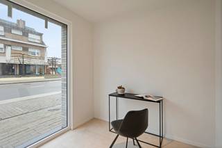 [[ DIT PAND NEEMT DEEL AAN DE ERA OPEN HUIZEN DAG OP 19/9 VAN 13:00 TOT 14:00 ]]
<p>Te koop: moderne gesloten bebouwing in Ooigem, centraal gelegen nabij belangrijke invalswegen.</p>

<p> </p>

<p>Deze nieuwbouwwoning uit 2025 combineert hedendaags wooncomfort met een energiezuinig BEN-concept. De stevige en duurzame staalconstructie zorgt voor een kwalitatieve basis en een moderne uitstraling. Dankzij de gunstige ligging in het centrum van Ooigem geniet u van een vlotte bereikbaarheid richting omliggende gemeenten en verbindingswegen. Met vier slaapkamers, een bureel en een tuin van ongeveer 100 m² biedt deze woning heel wat ruimte voor gezinnen of wie wonen en werken wil combineren. Een interessante opportuniteit voor wie een energiezuinig huis wil kopen in West-Vlaanderen.</p>

<p> </p>

<p>• Inkomhal met toegang tot de verschillende leefruimtes<br />• Ruime living met aangename lichtinval<br />• Volledig geïnstalleerde keuken met praktische indeling<br />• Bureel geschikt voor thuiswerk of hobbyruimte<br />• Berging voor extra opslagruimte<br />• Garage met directe toegang tot de woning<br />• 3 slaapkamers + zeer ruime zolder die nog kan afgewerkt worden tot slaapkamer<br />• Nachthal die de slaapvertrekken verbindt<br />• Tuin van 100 m² met noord-oostelijke oriëntatie<br />• Twee aparte toiletten</p>

<p>Deze nieuwbouwwoning kan aangekocht worden met 6%BTW!</p>

<p>• BEN woning met energiezuinig wooncomfort<br />• Duurzame staalconstructie met kwalitatieve afwerking<br />• Op de verdieping is in iedere slaapkamer airco voorzien</p>

<p> </p>

<p>Neem vandaag nog contact op met je ERA-makelaar voor een bezoek.</p>

<p> </p>

<p>JOUW DROOMHUIS. ZO GEVONDEN!</p>
