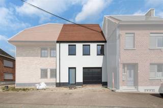 <p>In de Pluimstraat te Haaltert, op een boogscheut van het dorpscentrum, bevindt zich deze bijna afgewerkte nieuwbouwwoning. Een ideale opportuniteit voor wie zijn woning nog naar eigen smaak wil afwerken, zonder in te boeten aan comfort en moderne technieken.</p><p>De woning werd reeds uitgerust met alle conforme installaties volgens de geldende EPB-normen, waaronder elektriciteit, sanitair en ventilatie. Daarnaast beschikt ze over dubbele hoogrendementsbeglazing, wat bijdraagt aan een energiezuinig en aangenaam woonklimaat.</p><p>Bij het betreden van de woning ervaart u meteen het open en lichtrijke karakter. De leefruimte sluit naadloos aan op de keuken en biedt een mooie connectie met de tuin. Grote raampartijen zorgen voor een overvloed aan natuurlijk licht en een aangenaam zicht op het aangelegde terras en de ruime omheinde tuin.</p><p>Verder beschikt de woning over:</p><p>Een ruime inpandige garage met sectionale poort<br />4 volwaardige slaapkamers, met mogelijkheid tot het creëren van een 5de slaapkamer<br />2 aparte toiletruimtes</p><p>De afwerking van de keuken, sanitaire ruimtes, vloeren en binnendeuren is nog vrij te kiezen door de koper. Dit biedt u de kans om deze woning volledig naar uw eigen smaak en budget in te richten.</p><p>Extra troef: deze woning komt in aanmerking voor aankoop aan het verlaagde btw-tarief van 6% (onder voorwaarden), dankzij het stelsel van sloop en heropbouw.</p><p>Interesse? Contacteer ons vandaag nog voor meer informatie of een bezoek!</p>