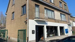 Dit handelspand met een oppervlakte van 235m² is gelegen in Drongen en momenteel verhuurd als fietsenwinkel.Het pand beschikt over een grote vitrine,...