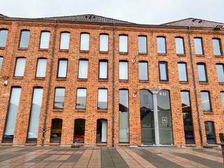 Instapklare kantoorruimte (ca. 150 m²).  Het kantoor is gelegen op het Pottelberg bedrijvencentrum en in de nabijheid van alle invalswegen.  Het kantoor omvat een ruime inkom, een landschapsbureau, een apart bureau met vergaderruimte, een serverruimte, gescheiden sanitair en een kitchenette. De volledige ruimte is voorzien van alle hedendaags comfort en airco. Gratis parking voor de deur.  Er komen per maand nog 100 euro gemeenschappelijke kosten bij de maandelijkse huurprijs.<br />https://www.kortrijk.be/onderneeminkortrijk/aantrekkingspremie-kortrijk