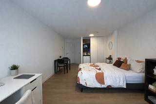 **Uiterst ruime studentenkamer privatief sanitair**In de Arthur Degreefstraat, een zijstraat van de Kapucijnenvoer en uitkijkende op groen bieden wij...