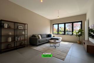 Dit instapklare gelijkvloerse appartement geniet van een uitstekende ligging in Zottegem, vlak bij de kerk van Bevegem en met zicht op een...