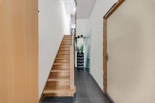In de Frans van Ryhovelaan, vlakbij het bruisende E. Van Beverenplein bevindt zich deze ruime woning met veel mogelijkheden, rustige buitenruimte én aandacht voor energiezuinig wonen. Het huis biedt dankzij de praktische indeling ruimte voor het hele gezin.<br />Ze beschikt over drie slaapkamers, waarvan één bijzonder ruime slaapkamer. Deze kamer kan bovendien eenvoudig worden opgesplitst, waardoor een vierde slaapkamer kan worden gecreëerd.<br />De ruime en lichtrijke woonkamer vormt een aangename leefruimte en loopt mooi over in de grote keuken. De keuken is perfect bruikbaar en functioneel, maar kan worden vernieuwd om te beantwoorden aan het hedendaags comfort en de wensen van de nieuwe eigenaar. <br />Aanpalend bevindt zich een praktische bergruimte en bovendien beschikt de woning ook over een kelder.<br />Op de tussenverdieping vinden we een badkamer die is uitgerust met een extra lang en diep ligbad, een aparte douche en een toilet. Op de benedenverdieping zijn reeds de nodige voorzieningen getroffen om een tweede toilet te plaatsen.<br />Ook buiten heeft de woning heel wat te bieden: in het verlengde van de keuken is er een terras, een tuin en een tweede terras onder de pergola met verstelbare lamellen. Hierdoor kan u optimaal genieten van de buitenruimte en zelf de gewenste hoeveelheid zon en schaduw bepalen.<br />De woning beschikt over 14 zonnepanelen, drie pelletkachels en twee airconditioners die zowel kunnen verwarmen als verkoelen. Elektrische rolluiken en Veluxramen met muggen en zonwering dragen bij aan extra comfort in het huis.<br />Contacteer Benedicte op : 0493/619 889 of via Benedicte@flameestate.be<br />Deze woning wordt aangeboden aan de hand van een RICHTPRIJS. <br />Alle ontvangen biedingen, zowel boven als onder de richtprijs, worden aan de eigenaar voorgelegd ter beoordeling.