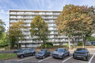 <p><span>Te renoveren, erg ruim appartement (101 m²) met 2 slaapkamers, 2 zonnige terrassen en mooi uitzicht.</span></p><p><span>Het appartement bevindt zich op de zesde verdieping van een verzorgd gebouw, op wandelafstand van het Te Boelaerpark.</span></p><p><span>Indeling:</span></p><p><span>Inkomhal met vestiairekast en een handige berging, lichtrijke ruime living (ca. 38 m²) met terzijde de keuken (elk met toegang tot het voorterras), 2 slaapkamers (14 m² en 8 m²) waarvan de grootste toegang gevend tot het achterterras, badkamer met inloopdouche, en een apart toilet. Bij het appartement hoort een privatieve kelder.</span></p><p><span>Extra info:</span></p><p><span>- gunstig EPC energielabel B</span></p><p><span>- rustig gelegen nabij winkels, openbaar vervoer en invalswegen</span></p><p><span>- een ondergrondse autostaanplaats wordt optioneel aangeboden aan € 9.000</span></p><p><span> </span></p><p><span> </span></p><p><span> </span></p>